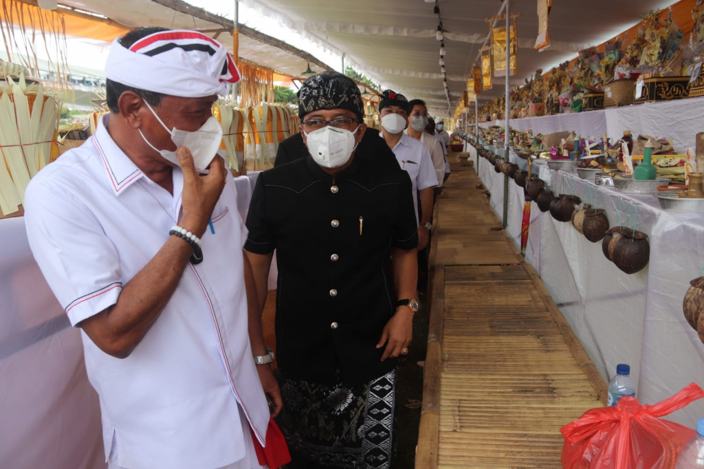 Bupati Dukung Karya Pitra dan Manusa Yadnya Kinembulan Desa Adat Sading